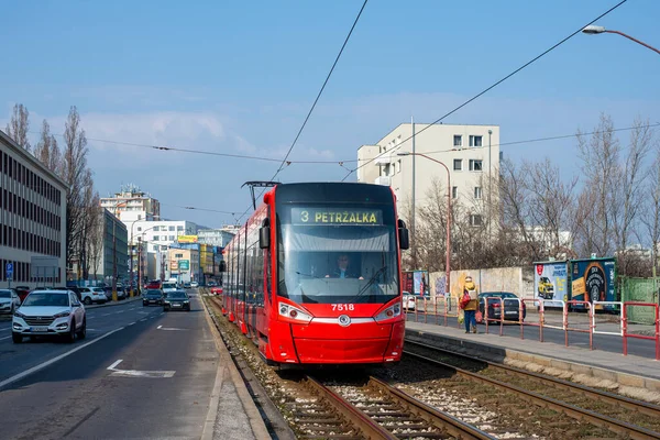 Братислава Словакия Марта 2022 Года Трамвай Skoda 30T2 7518 Пассажирами — стоковое фото