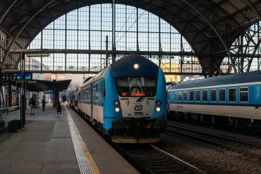 PRAG, ÇEK CUMHURİYETİ - 24 Şubat 2022. Train Vagonka Studenka Bfhpvee395 # 80-30 303-9 Prag sokaklarında yolcularla birlikte.