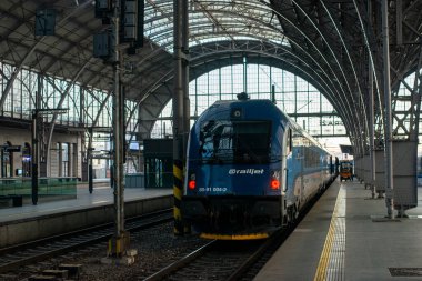 PRAG, ÇEK CUMHURİYETİ - 24 Şubat 2022. Siemens Wien Afmpz890 treni # 80-91 004-2 Prag sokaklarında yolcularla yolculuk ediyor.