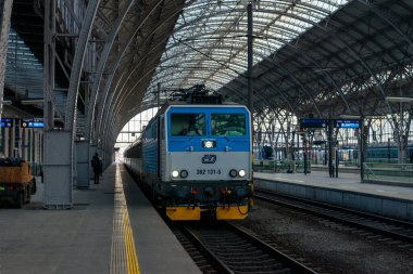 PRAG, ÇEK CUMHURİYETİ - 24 Şubat 2022. Lokomotif Skoda 69Em # 362 131-5 Prag sokaklarında yolcularla at sürüyor.