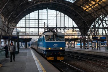 PRAG, ÇEK CUMHURİYETİ - 24 Şubat 2022. Lokomotif Skoda 65Em # 151012-2 Prag sokaklarında yolcularla at sürüyor.