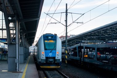 PRAG, ÇEK CUMHURİYETİ - 24 Şubat 2022. Skoda Vagonka 10ev treni # 661 004-2 Prag sokaklarında yolcularla birlikte..