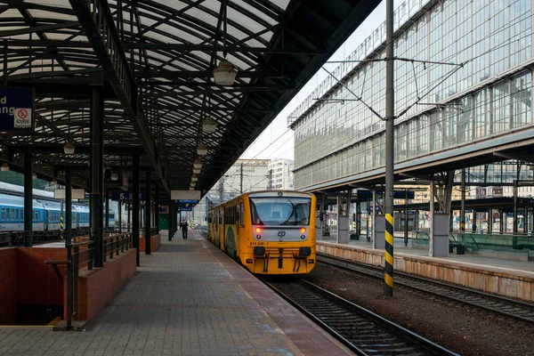 布拉格 2022年2月24日 Vagonka Studenka M152 814 248 1列车 乘客乘坐在布拉格街道上 — 图库照片