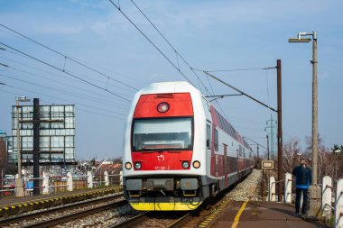 BRATISLAVA, SLOVAKIA - 18 Mart 2022. Skoda Vagonka 1ev treni # 971 006-2 Bratislava sokaklarında yolcularla birlikte..