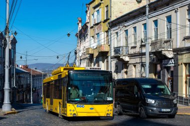 CHERNIVTSI, UKRAINE - 21 Ekim 2022. Trolleybus Dnipro T203 (MAZ) # 386 Chernivtsi sokaklarında yolcularla birlikte.