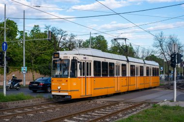 BUDAPEST, HUNGARY - 26 Nisan 2022. Tram Ganz KCSV7 # 1337 Budapeşte sokaklarında yolcularla birlikte.