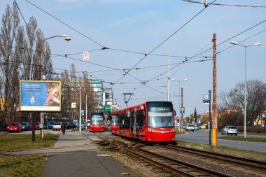 BRATISLAVA, SLOVAKIA - 18 Mart 2022. Trams Skoda 30T2 # 7524 ve 7525 Bratislava sokaklarında yolcularla birlikte.