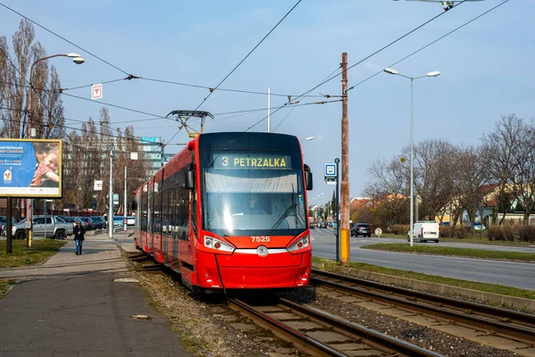 Bratysława Słowacja Marca 2022 Tramwaj Skoda 30T2 7525 Pasażerami Ulicach — Zdjęcie stockowe