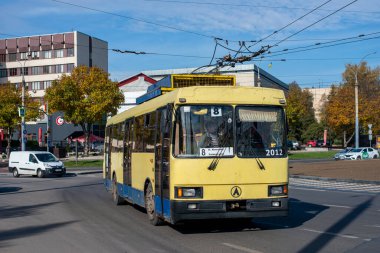 CHERNIVTSI, UKRAINE - 22 Ekim 2022. Trolleybus LAZ-52522 # 2012 Chernivtsi sokaklarında yolcularla birlikte.