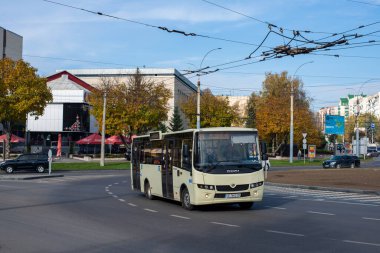 CHERNIVTSI, UKRAINE - 22 Ekim 2022. Ataman A092 (Isuzu) otobüsü Chernivtsi sokaklarında yolcularla yolculuk ediyor..