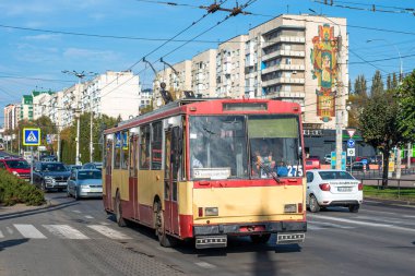 CHERNIVTSI, UKRAINE - 22 Ekim 2022. Trolleybus Skoda 14Tr # 275 Chernivtsi sokaklarında yolcularla at sürüyor..