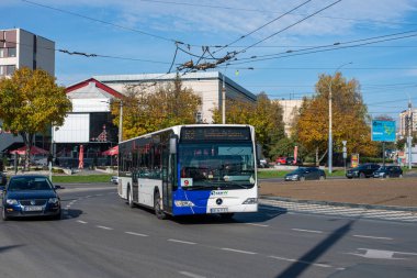 CHERNIVTSI, UKRAINE - 22 Ekim 2022. Mercedes-Benz O530 otobüsü Chernivtsi sokaklarında yolcularla yolculuk ediyor..
