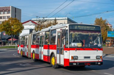 CHERNIVTSI, UKRAINE - 22 Ekim 2022. Trolleybus Skoda 15Tr # 401 (eski. Usti nad Labem # 556) Chernivtsi sokaklarında yolcularla at sürüyor..