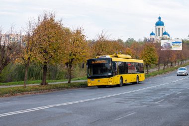CHERNIVTSI, UKRAINE - 22 Ekim 2022. Trolleybus Dnipro T203 (MAZ) # 387 Chernivtsi sokaklarında yolcularla birlikte.