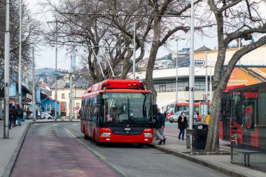 BRATISLAVA, SLOVAKIA - 18 Mart 2022. Trolleybus Skoda 30TrDG SOR # 6107 Bratislava sokaklarında yolcularla birlikte.
