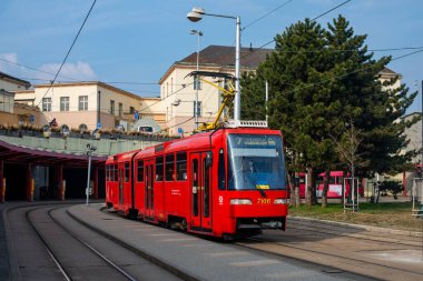 BRATISLAVA, SLOVAKIA - 18 Mart 2022. Tramvay Tatra K2S # 7106 Bratislava sokaklarında yolcularla birlikte.