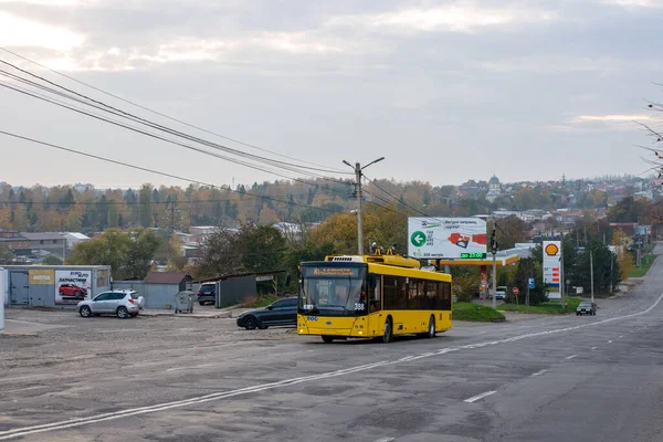Chernivtsi Ukraine 2022年10月22日 トロリーバスDnipro T203 Maz 388チェルニフツィ通りの乗客と一緒に乗って — ストック写真