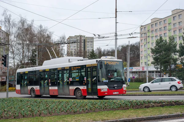 BANSKA BYSTRICA, SLOVAKIA - Nisan 09, 2022. Trolleybus Skoda 30TR # 3001 Banska Bystrica sokaklarında yolcularla birlikte.