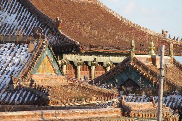 Veduta di un tetto buddista del monastero, Mongolia — Foto Stock
