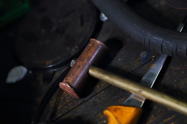 Hammer on workbench — Stock Photo, Image