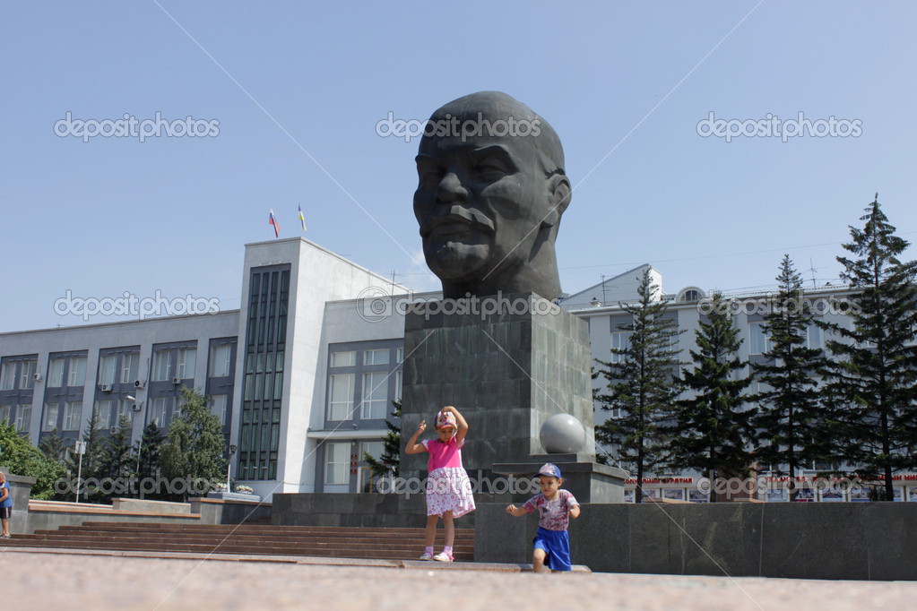 Existió Jesús? ¿Hay alguna prueba histórica de su existencia? - Página 12 Depositphotos_37607295-stock-photo-statue-of-lenin-in-ulan