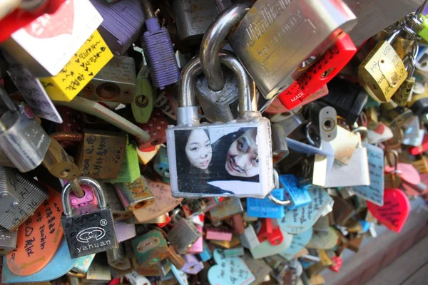 Liefde sloten in seoul — Stockfoto