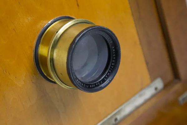 Oude lens van de houten camera — Stockfoto