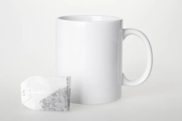 Белая чашка с пакетиком чая — стоковое фото