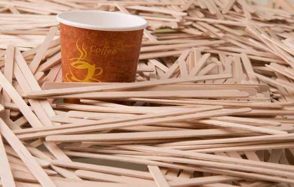 Деревянные мешалки и бумажные кофейные чашки — стоковое фото
