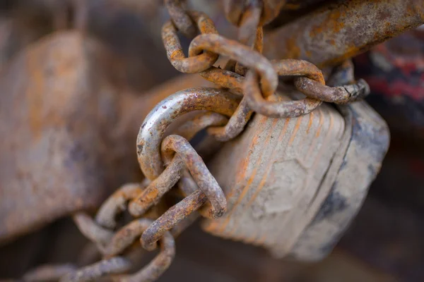 生锈的铁链与旧挂锁的特写 — 图库照片