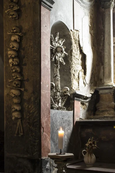 Mazmorra de la Iglesia Gótica Antigua Decorado con Real Humano S —  Fotos de Stock