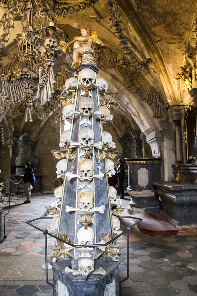 bir piramit ve dekorasyon insan numara ve kemikler