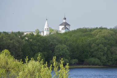 Rus ülkesinde ormanda bir kilise