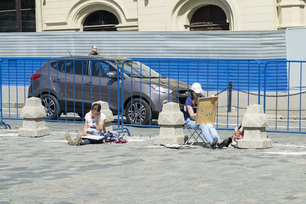 insanlar Moskova Kızıl Meydan üzerinde çizim