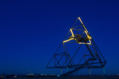 Bottrop tetraeder-60 m yüksek Dörtyüzlü