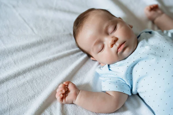 Bebê recém-nascido dorme em paz com sonhos doces. menino recém-nascido bonito está dormindo docemente — Fotografia de Stock