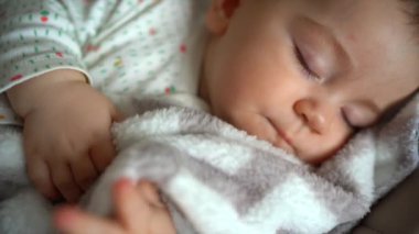 Yeni doğan bebek bebek bebek odasında battaniyeyle örtülü tatlı rüyalar ile huzur içinde uyur. Sevimli yeni doğmuş çocuk tatlı tatlı uyuyor.