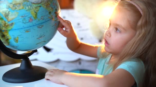 Home education for children girl shows country on globe. Student Child Studiuje Earth Globe w domu. Dzieciak się uczy. Koncepcja Powrót do szkoły — Wideo stockowe