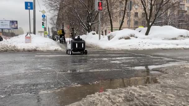 Moscú, Rusia 1 de febrero de 2022: El mensajero robot no tripulado para los viajes de entrega por la calle. El robot de reparto Yandex navega autónomamente por las carreteras. Nuevas tecnologías de entrega — Vídeo de stock