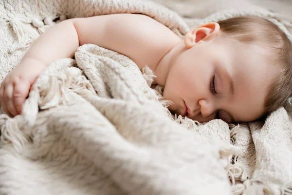 Lindo bebê dormindo em um cobertor — Fotografia de Stock