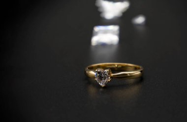 Altın yüzük siyah arkaplanda / mücevher kutusunda elmas yüzük