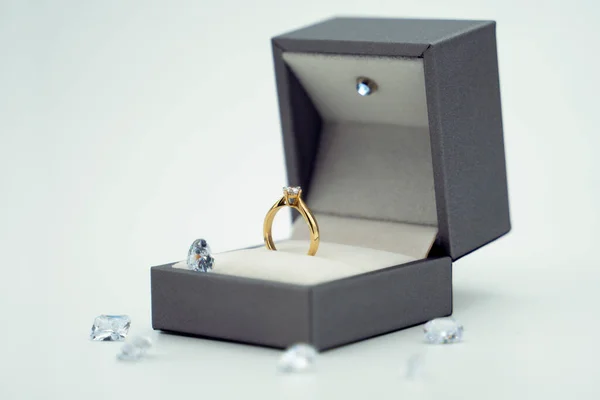Goldring Der Geschenkbox Auf Weißem Hintergrund Diamantring Der Schmuckschatulle — Stockfoto