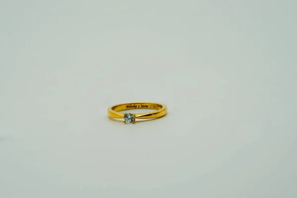 Δαχτυλίδι Χρυσό Λευκό Φόντο Διαμαντένιο Δαχτυλίδι Κουτί Δώρου — Φωτογραφία Αρχείου