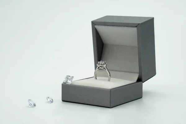 Δαχτυλίδι Χρυσό Στο Κουτί Δώρου Του Λευκό Φόντο Δαχτυλίδι Διαμάντι — Φωτογραφία Αρχείου