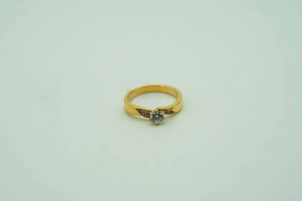 Δαχτυλίδι Χρυσό Λευκό Φόντο Διαμαντένιο Δαχτυλίδι Κουτί Δώρου — Φωτογραφία Αρχείου
