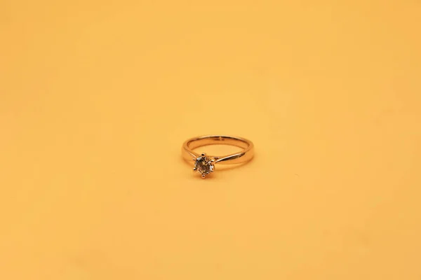 黄色の背景のゴールドリング ジュエリーギフトボックスのダイヤモンドリング — ストック写真
