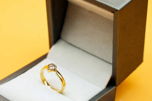 Δαχτυλίδι Χρυσό Στο Κουτί Δώρου Του Κίτρινο Φόντο Δαχτυλίδι Διαμάντι — Φωτογραφία Αρχείου