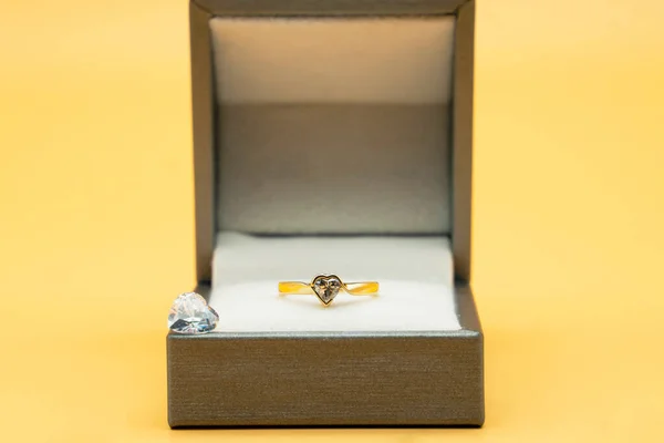 Δαχτυλίδι Χρυσό Στο Κουτί Δώρου Του Κίτρινο Φόντο Δαχτυλίδι Διαμάντι — Φωτογραφία Αρχείου