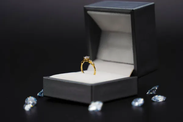 Goldring Der Geschenkbox Auf Schwarzem Nachthintergrund Mit Diamanten — Stockfoto