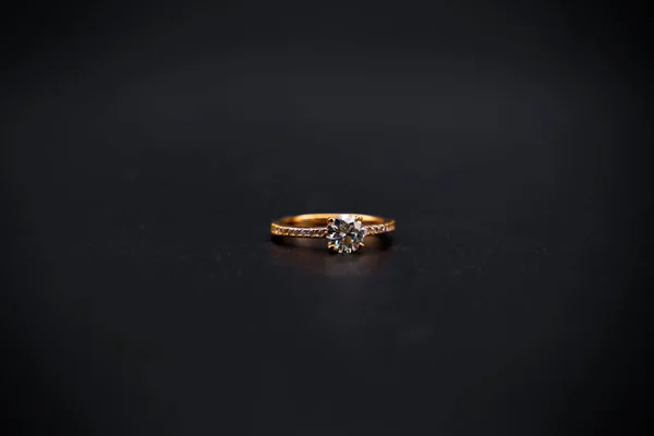 ブラックバックグラウンドのゴールドリング ジュエリーギフトボックスのダイヤモンドリング — ストック写真